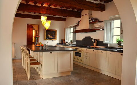 Luna Di Cortona: Propiedad, Mostrador, Habitación, Cocina, Mueble, Edificio, Casa, Gabinetes, Diseño De Interiores, Suelo