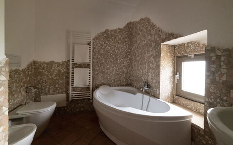Masseria Lentisco: Baño, Propiedad, Habitación, Bañera, Diseño De Interiores, Suelo, Loseta, Pared, Arreglo De Tubería, Arquitectura