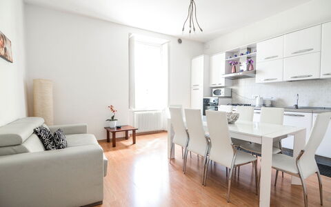 Residenza Bellagio: Habitación, Mueble, Propiedad, Diseño De Interiores, Blanco, Sala, Suelo, Edificio, Suelos De Madera, Mesa