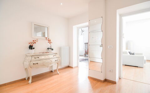 Residenza Bellagio: Propiedad, Habitación, Blanco, Mueble, Suelo, Diseño De Interiores, Suelos De Madera, Edificio, Techo, Casa