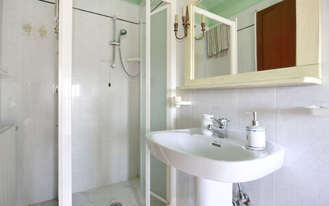 Borgo Antico Marina: Baño, Habitación, Propiedad, Grifo, Diseño De Interiores, Loseta, Pared, Casa, Arreglo De Tubería, Suelo