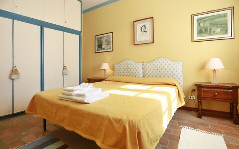 Borgo Antico Marina: Habitación, Cama, Habitación, Mueble, Propiedad, Sábana, Marco De La Cama, Pared, Lecho, Diseño De Interiores