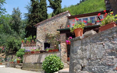 Borgo Antico Paolo: Propiedad, Edificio, Pueblo, Pared, Casa, Área Rural, Pared De Piedra, Cabaña, Árbol, Turismo