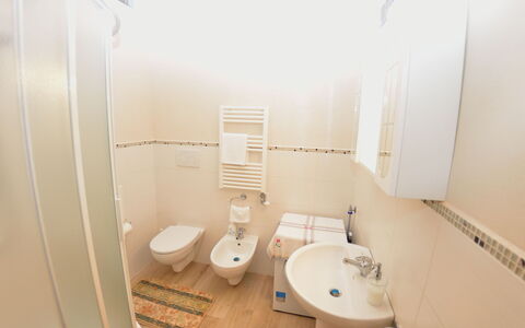 Borgo Di Zacco: Baño, Propiedad, Habitación, Arreglo De Tubería, Baño, Bienes Raíces, Casa, Diseño De Interiores, Asiento Del Baño, Suelo