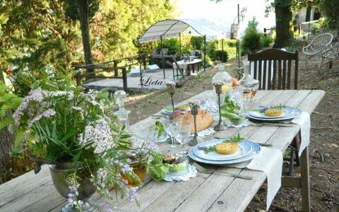 Emilia: Propiedad, Mesa, Comida, Jardín, Patio Interior, Patio, Yarda, Desayuno Tardío, Mesa Al Aire Libre, Restaurante