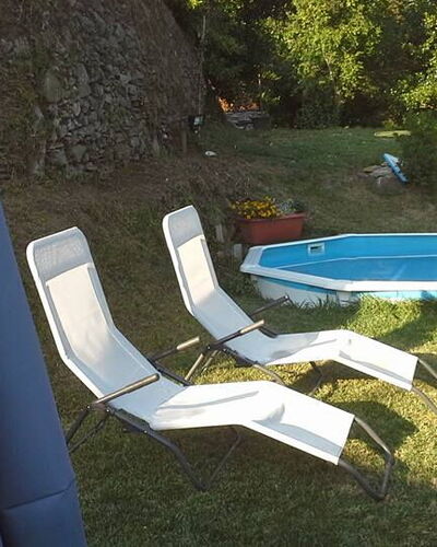 Emilia: Planta, Agua, Mueble Para Exteriores, Sombra, Piscina, Hierba, Ocio, Árbol, Rectángulo, Paisaje