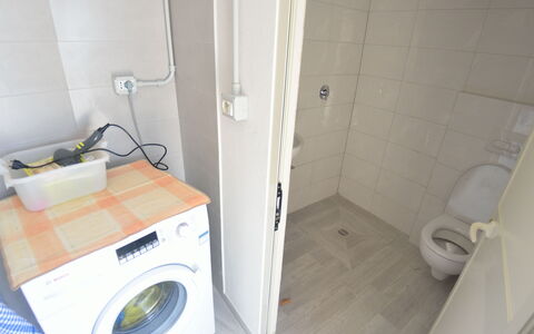Villa Orchidea: Propiedad, Habitación, Cuarto De Lavado, Baño, Secadora De Ropa, Loseta, Lavadora, Electrodoméstico, Baño, Asiento Del Baño