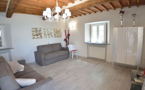 Villa Orchidea: Propiedad, Habitación, Suelo, Edificio, Techo, Diseño De Interiores, Sala, Casa, Mueble, Suelos De Madera