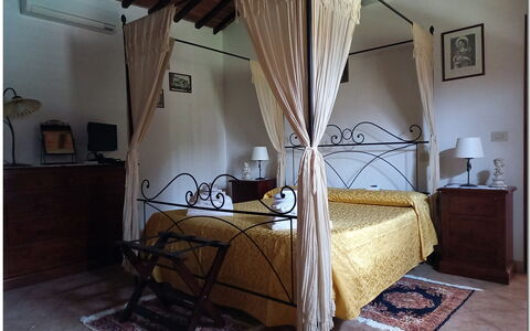 Villetta Di Cortona: Edificio, Propiedad, Comodidad, Marco De La Cama, Madera, Casa, Lámpara, Diseño De Interiores, Suelo, Sombra