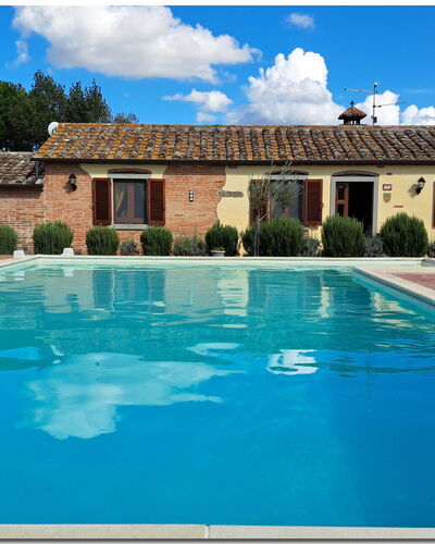 Villetta Di Cortona: Agua, Nube, Planta, Cielo, Edificio, Piscina, Naturaleza, Azur, Ventana, Silla
