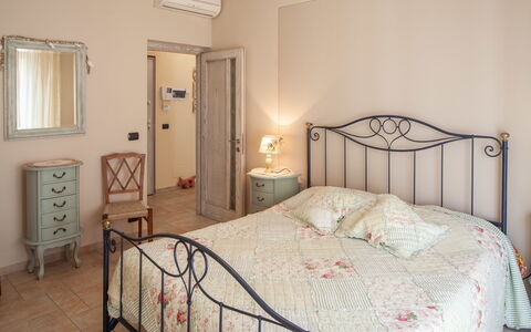 Evelyn Apartment - Diano Marina: Habitación, Cama, Habitación, Mueble, Propiedad, Sábana, Marco De La Cama, Lecho, Diseño De Interiores, Suelo