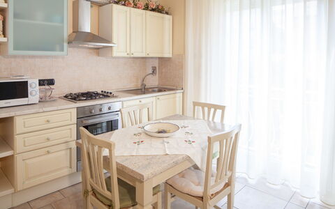 Evelyn Apartment - Diano Marina: Mueble, Propiedad, Habitación, Diseño De Interiores, Edificio, Cocina, Suelo, Gabinetes, Mesa, Comedor