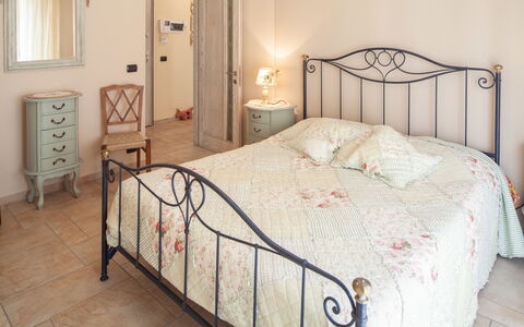 Evelyn Apartment - Diano Marina: Habitación, Cama, Mueble, Habitación, Sábana, Marco De La Cama, Propiedad, Lecho, Hierro, Producto