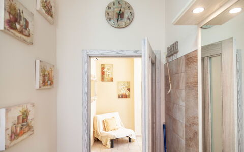 Evelyn Apartment - Diano Marina: Propiedad, Habitación, Diseño De Interiores, Pared, Techo, Casa, Edificio, Suelo, Mueble, Bienes Raíces