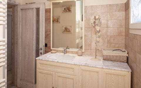 Evelyn Apartment - Diano Marina: Baño, Habitación, Propiedad, Mueble De Baño, Loseta, Mueble, Accesorio De Baño, Diseño De Interiores, Grifo, Suelo