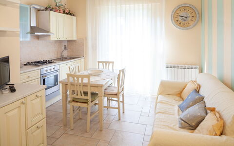 Evelyn Apartment - Diano Marina: Propiedad, Habitación, Mueble, Diseño De Interiores, Edificio, Suelo, Pared, Sala, Casa, Bienes Raíces