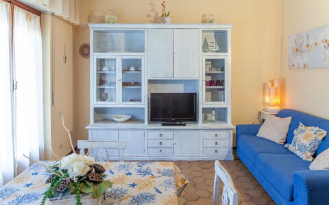 Eveten Apartments - Diano Marina: Mueble, Habitación, Sala, Azul, Propiedad, Diseño De Interiores, Pared, Casa, Edificio, Amarillo