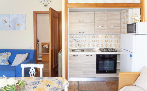 Eveten Apartments - Diano Marina: Habitación, Mueble, Propiedad, Diseño De Interiores, Puerta, Pared, Edificio, Casa, Casa, Suelo