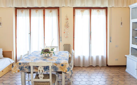 Eveten Apartments - Diano Marina: Habitación, Mueble, Propiedad, Habitación, Diseño De Interiores, Suelo, Cortina, Casa, Cama, Pared
