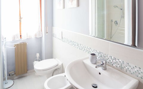 Eveten Apartments - Diano Marina: Baño, Propiedad, Habitación, Grifo, Diseño De Interiores, Pared, Arreglo De Tubería, Loseta, Lavabo, Bañera