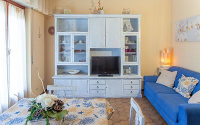 Eveten Apartments - Diano Marina: Mueble, Habitación, Sala, Azul, Propiedad, Diseño De Interiores, Pared, Casa, Edificio, Amarillo