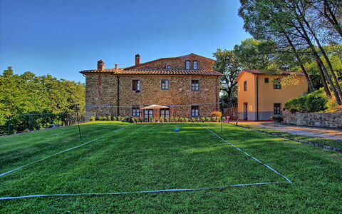 Sole Nel Prato: Hierba, Verde, Propiedad, Inmuebles, Casa, Césped, Edificio, Cielo, Arquitectura, Casa