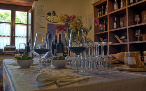 Sole Nel Prato: Habitación, Mesa, Comedor, Barware, Mueble, Restaurante, Diseño De Interiores, Stemware, Copa De Vino, Vaso