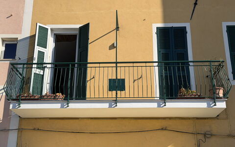 Il Balcone Sul Prino - Imperia: Pared, Pretil, Balcón, Material Compuesto, Hierro, Metal, Balaustre, Vaso, Pintar