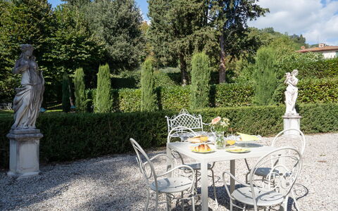 Il Marchese Di Ronta: Propiedad, Jardín, Árbol, Botánica, Inmuebles, Yarda, Casa, Mesa, Bienes Raíces, Hierba