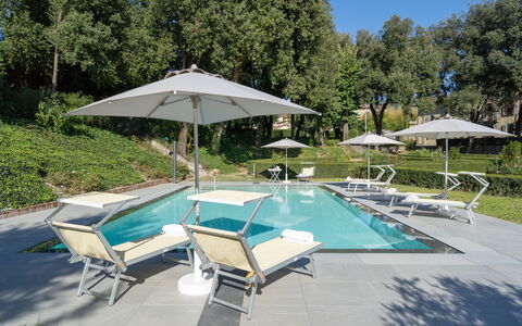 Il Marchese Di Ronta: Piscina, Propiedad, Recurso, Bienes Raíces, Ocio, Sunlounger, Sombra, Paraguas, Vacaciones, Casa