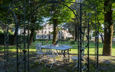 Il Marchese Di Ronta: Árbol, Paisaje Natural, Mesa, Mueble, Botánica, Hierba, Pabellón, Bosque, Arboleda, Inmuebles