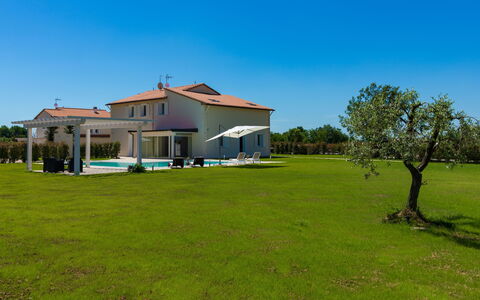 Villa Le Terme: Propiedad, Casa, Casa, El Terreno Del Lote, Bienes Raíces, Edificio, Inmuebles, Hierba, Barrio Residencial, Arquitectura