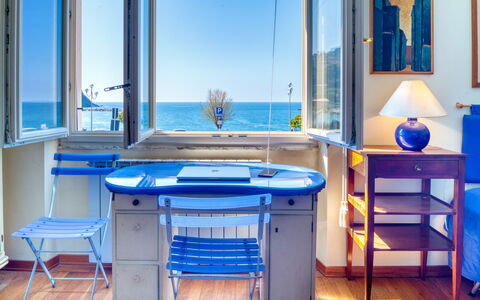Apartment Mare Bello - Levanto: Azul, Habitación, Mueble, Majorelle Azul, Mesa, Propiedad, Azur, Diseño De Interiores, Edificio