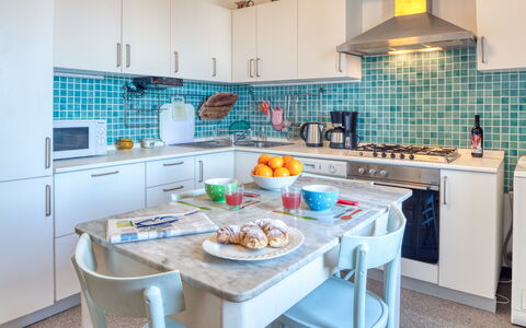 Apartment Mare Bello - Levanto: Habitación, Cocina, Propiedad, Mostrador, Mueble, Diseño De Interiores, Gabinetes, Turquesa, Edificio, Casa