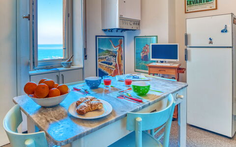 Apartment Mare Bello - Levanto: Habitación, Turquesa, Propiedad, Mueble, Mesa, Diseño De Interiores, Desayuno, Comedor, Edificio, Bienes Raíces