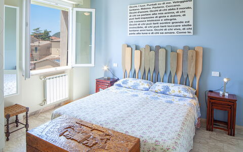 Giulia Apartment 2 - Levanto: Mueble, Propiedad, Azul, Azur, Madera, Comodidad, Ventana, Diseño De Interiores, Mesa, Arquitectura