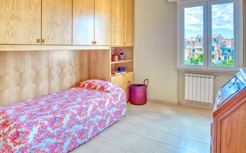 Giulia Apartment 2 - Levanto: Habitación, Mueble, Habitación, Propiedad, Sábana, Suelo, Diseño De Interiores, Cama, Pared, Edificio