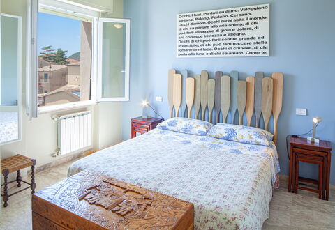 Giulia Apartment 2 - Levanto: Mueble, Propiedad, Azul, Azur, Madera, Comodidad, Ventana, Diseño De Interiores, Mesa, Arquitectura