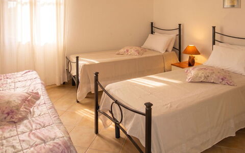 Lia: Mueble, Cama, Habitación, Suelo, Diseño De Interiores, Madera, Piso, Lecho, Sábana, Marco De La Cama