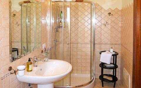 Lia: Baño, Arreglo De Tubería, Diseño De Interiores, Pared, Piso, Lavabo Del Baño, Suelo, Lavabo, Grifo, Plomería