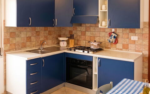 Lia: Cocina, Aparato De Cocina, Electrodoméstico, Estufa De Cocina, Mostrador, Piso, Madera, Gabinetes, Estufa, Diseño De Interiores
