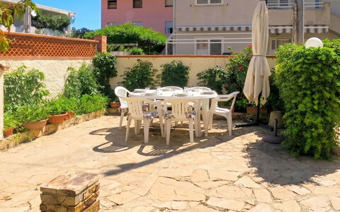 Lia: Mueble, Mueble Para Exteriores, Jardín, Maceta, Sombra, Losa, Silla, Patio Interior, Yarda