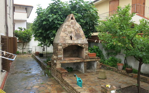Lia: Planta, Edificio, Ventana, Biome, Árbol, Casa, Cielo, Ocio, Agua, Paisaje