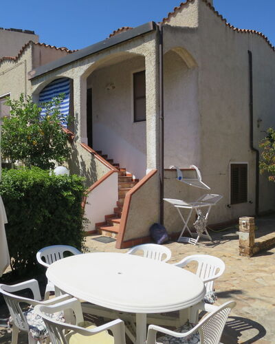 Lia: Edificio, Propiedad, Planta, Cielo, Mesa, Sombra, Silla, Diseño De Interiores, Ventana, Mueble Para Exteriores