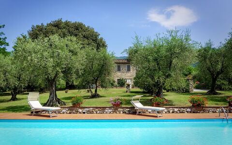 Casa Tonio: Agua, Paisaje Natural, Cielo, Piscina, Verde, Propiedad, Árbol, Tiempo De Día, Inmuebles, Casa
