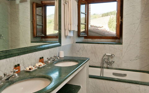 Casavecchia: Grifo, Lavabo, Espejo, Propiedad, Arreglo De Tubería, Ventana, Lavabo Del Baño, Baño, Encendiendo, Diseño De Interiores