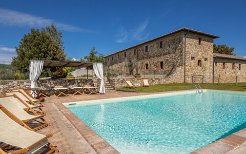 La Corte Di Campalli: Agua, Cielo, Nube, Planta, Edificio, Piscina, Árbol, Silla, Casa, Pared