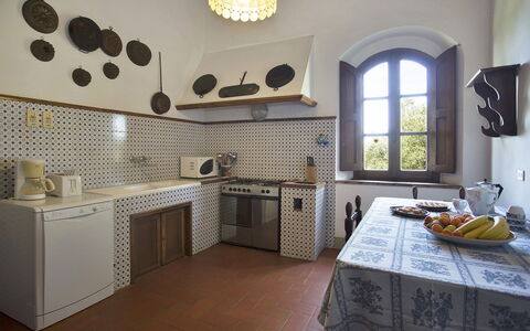 Malmantile: Propiedad, Habitación, Loseta, Suelo, Diseño De Interiores, Mueble, Edificio, Cocina, Casa, Gabinetes