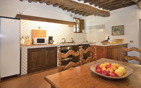 Pozza Di Volpaia: Mesa, Mostrador, Mueble, Gabinetes, Comida, Madera, Cocina, Diseño De Interiores, Vajilla, Suelo