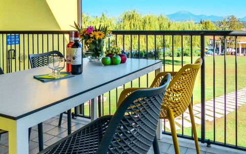 Peschiera del Garda 652: Mesa, Flor, Mueble, Cielo, Planta, Maceta, Azul, Mesa Al Aire Libre, Silla, Diseño De Interiores